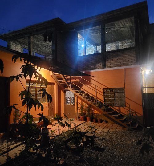 bici hostal por la noche 500x540